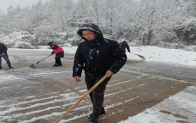 扫雪除冰保出行 志愿服务暖人心