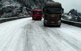 吉安市公路建设和养护中心遂川分中心：雪天货车司机被困 热心送温暖
